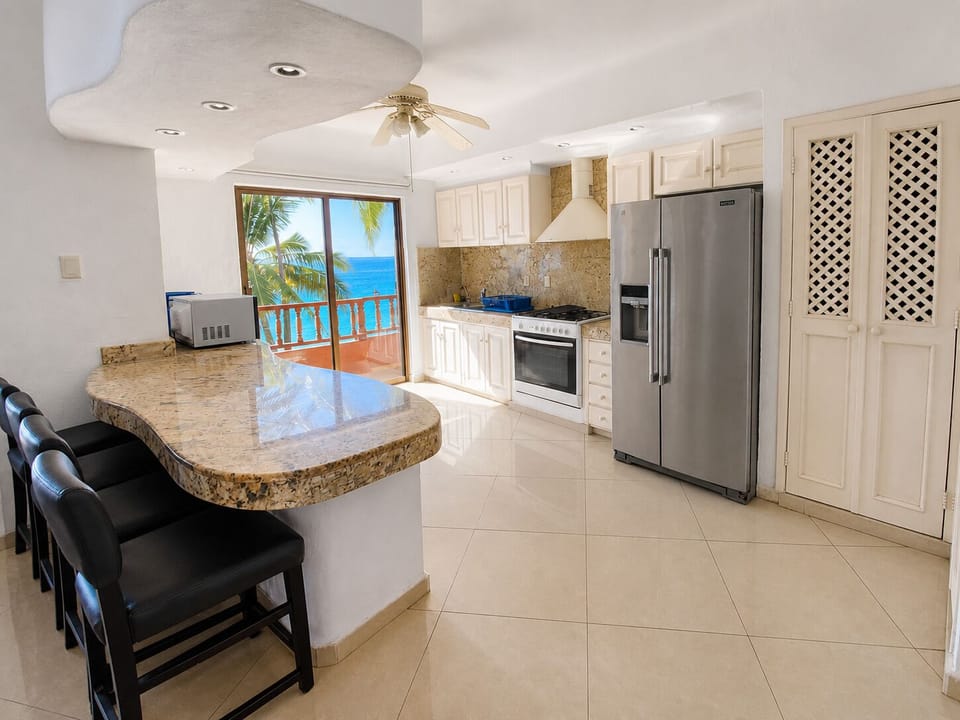 Basic Room, Balcony, Sea View | Private kitchen | Full-size fridge, microwave, oven, stovetop