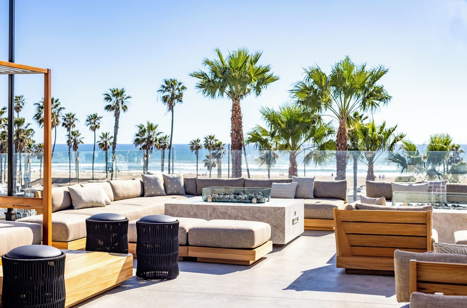 2 bars/lounges, poolside bar