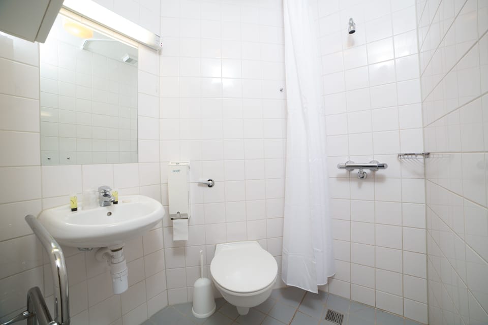 Shower, eco-friendly toiletries, towels