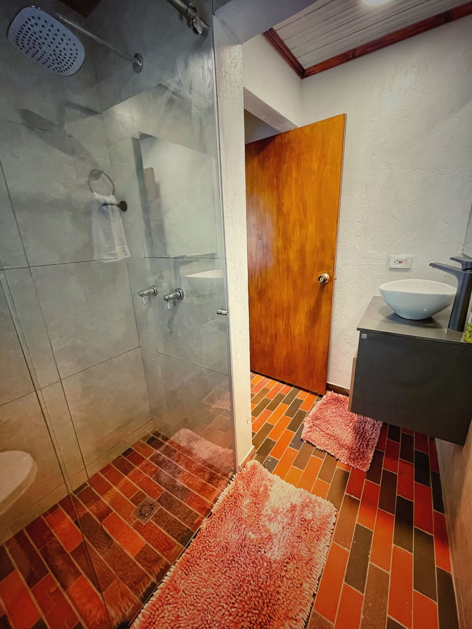 Deluxe House, Patio, Garden View | Bathroom | Shower, free toiletries, towels, soap