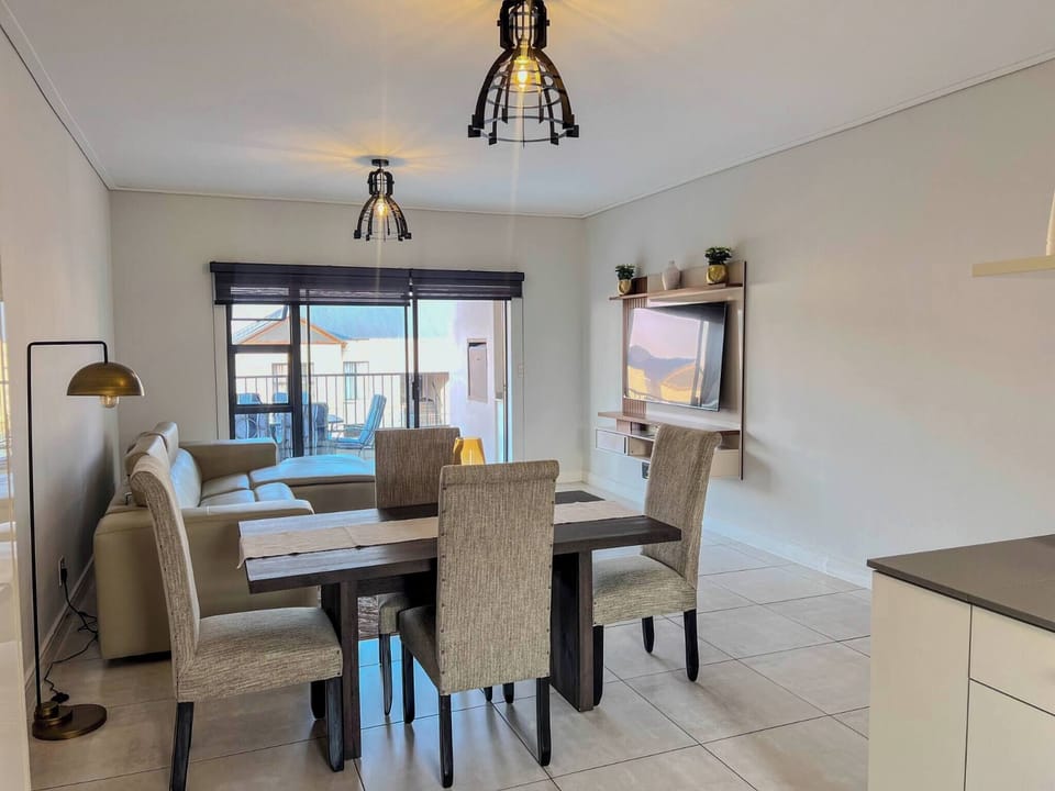 Apartment, 2 Bedrooms, Accessible, Patio | Dining room