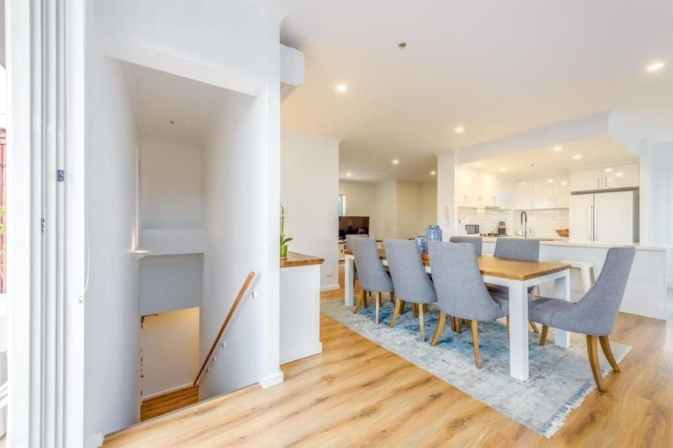 Deluxe Apartment, Balcony, City View | Dining room