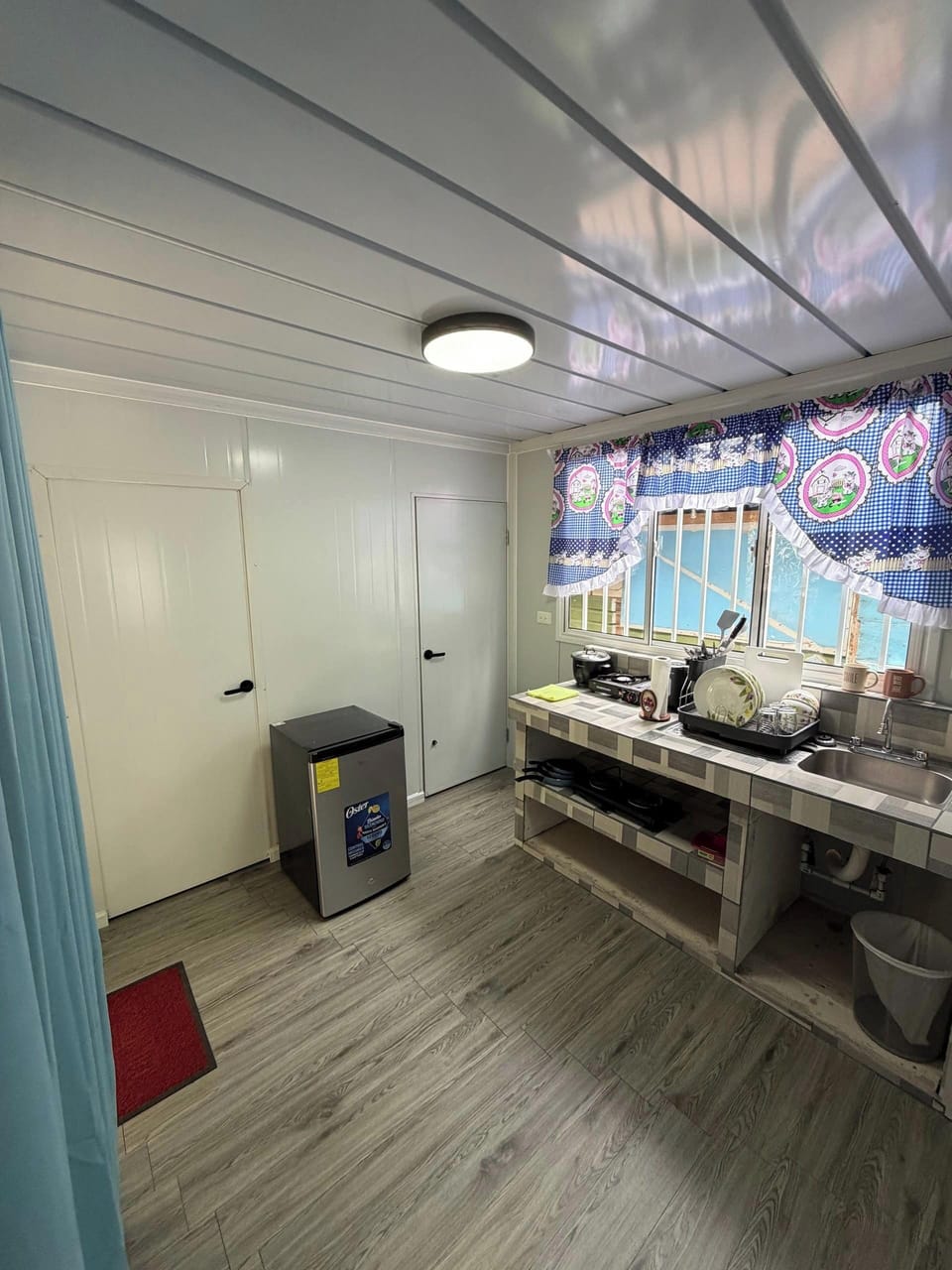 Standard Room, Patio, Lake View | Private kitchen