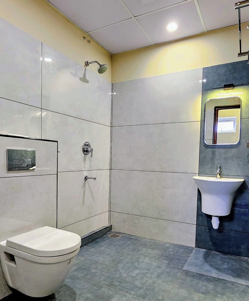 Deluxe Double Room, Balcony, City View | Bathroom | Shower, free toiletries, hair dryer, bathrobes