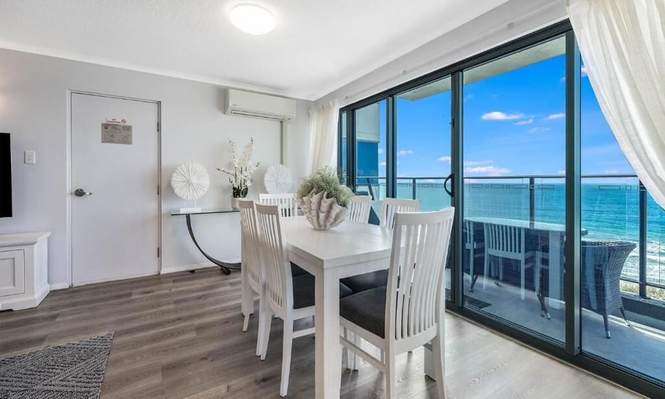 Luxury Apartment, Balcony, Ocean View | Dining