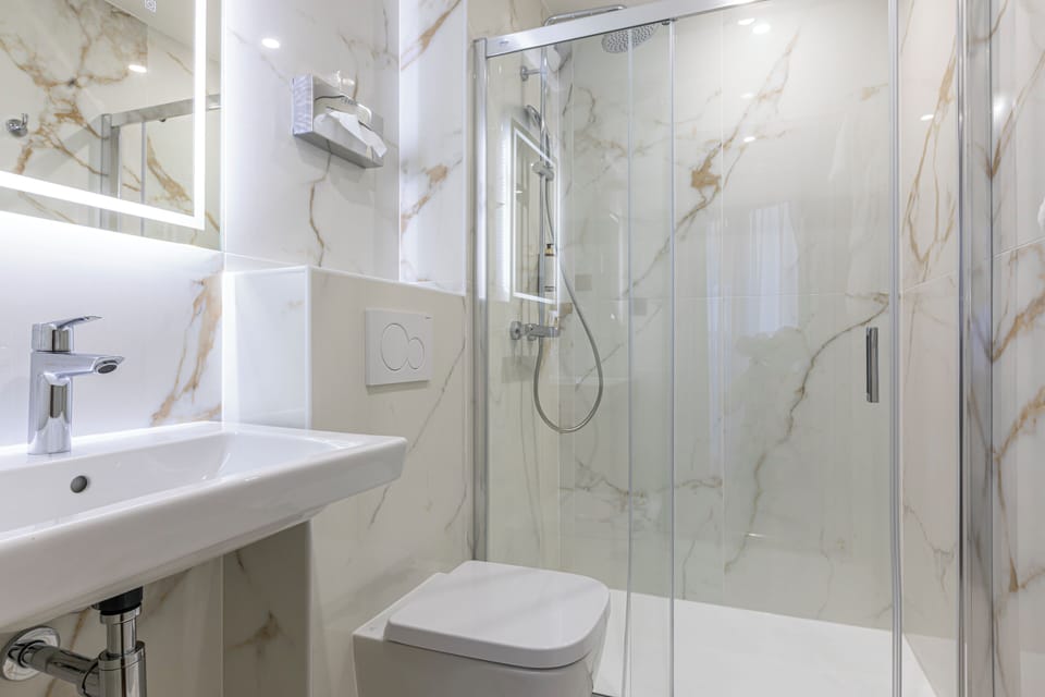 Family Room | Bathroom | Free toiletries, hair dryer, towels