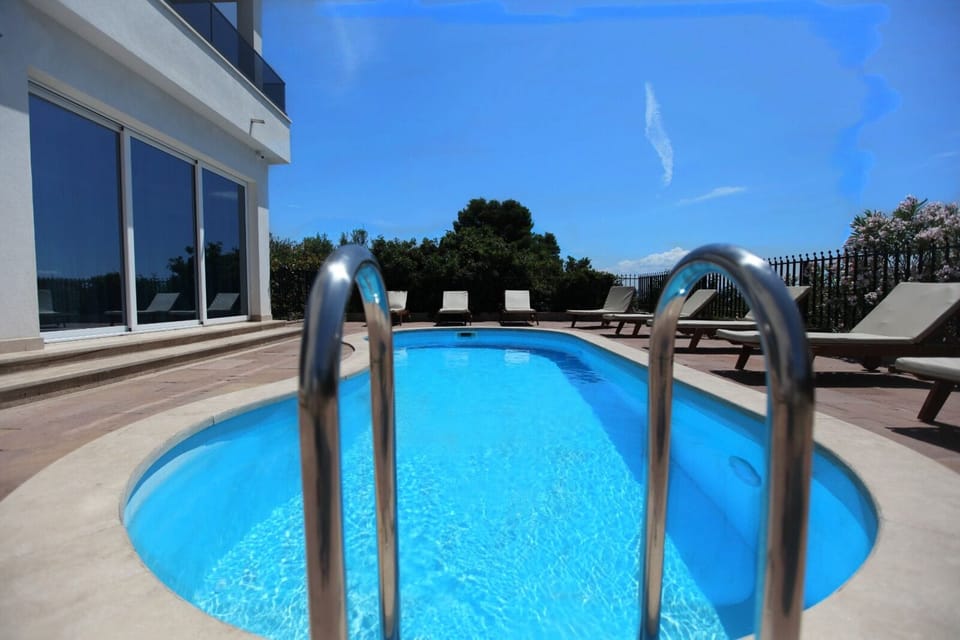 Seasonal outdoor pool, pool umbrellas, sun loungers