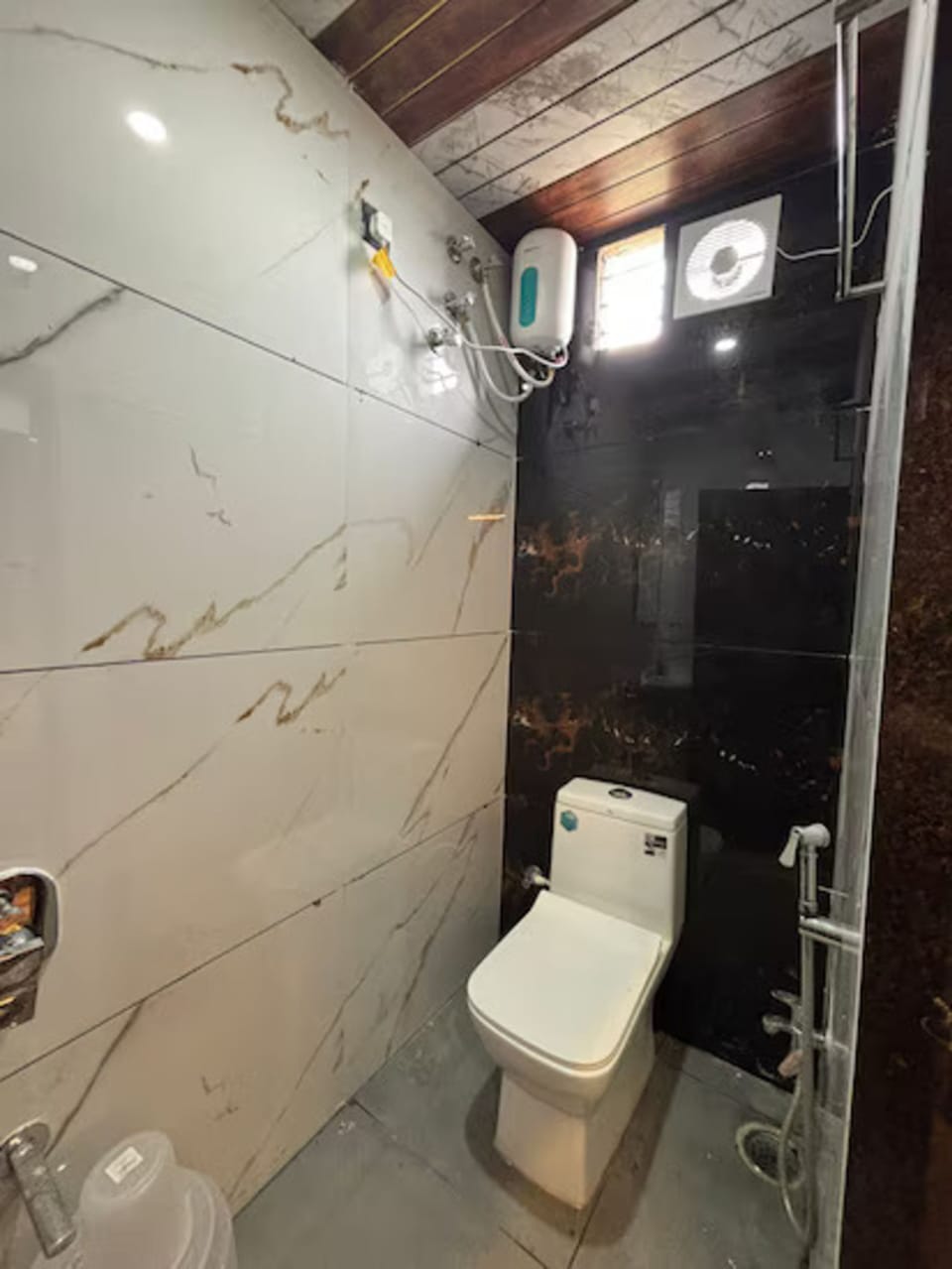 Deluxe Room | Bathroom | Shower, towels, soap, shampoo