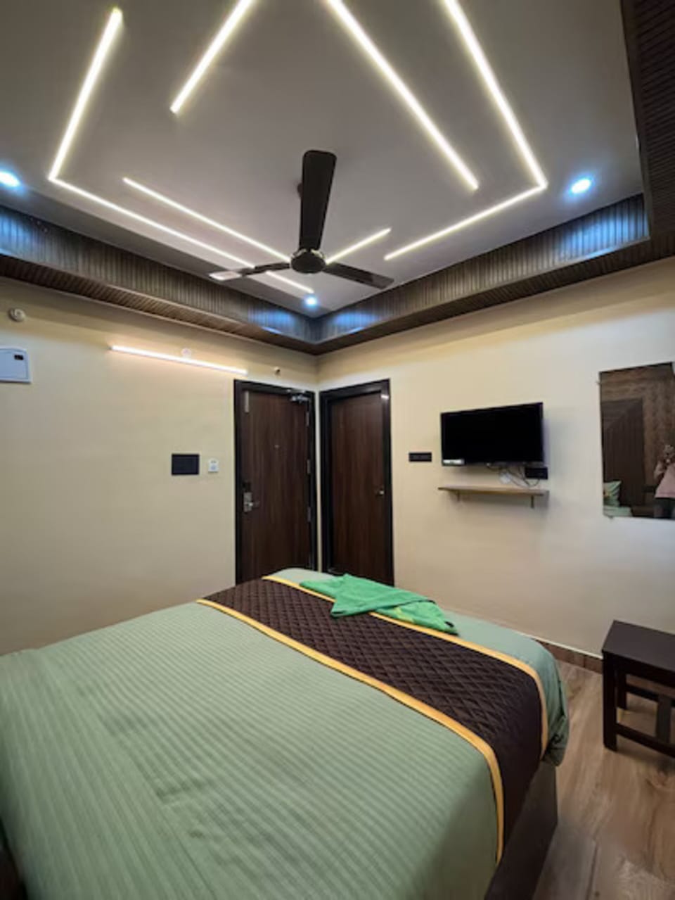 Desk, free WiFi, bed sheets