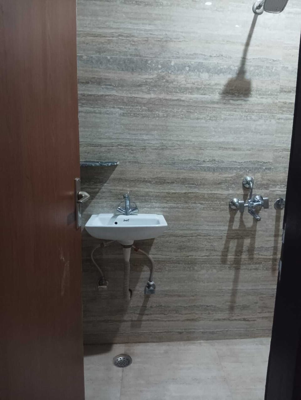 Deluxe Double Room | Bathroom | Shower, towels, soap, shampoo