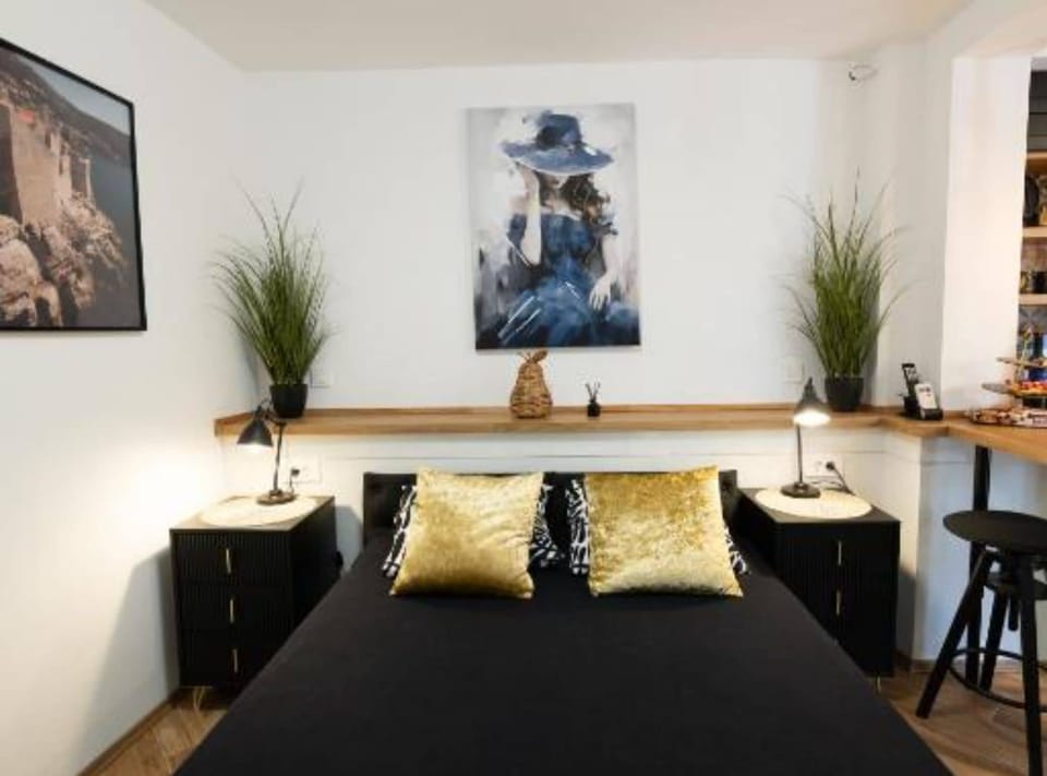Studio (Studio Apartment) | Cribs/infant beds