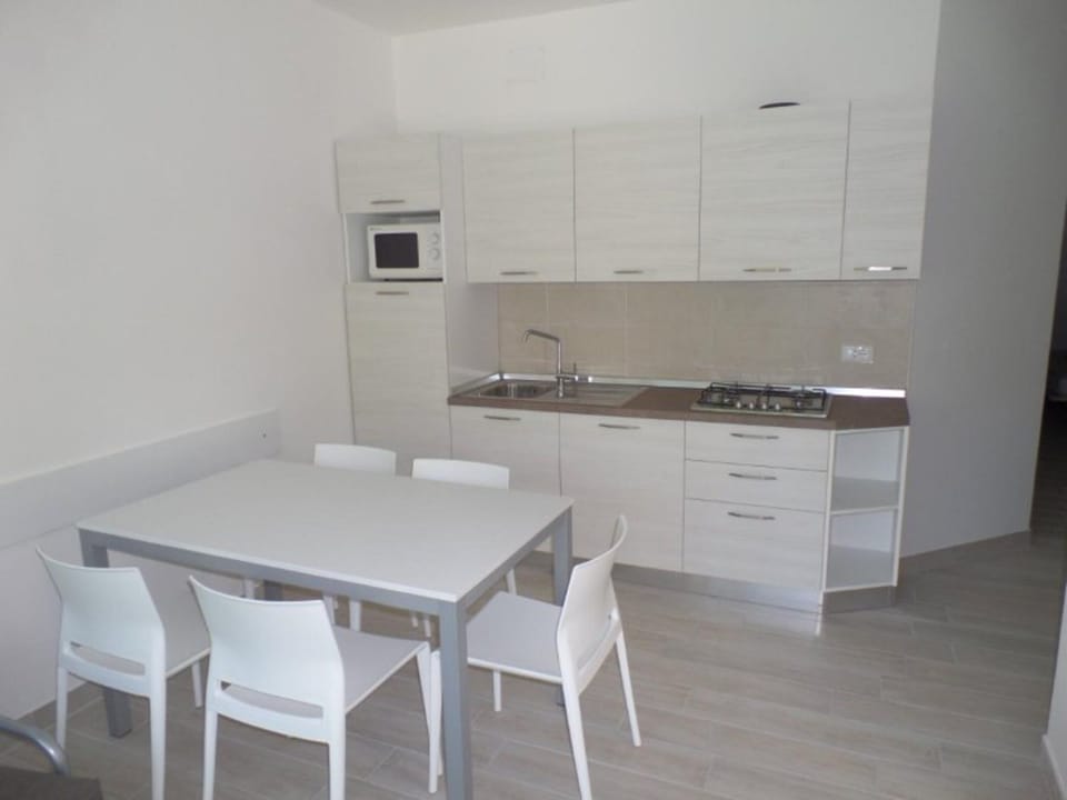 Apartment, 3 Bedrooms, Patio, Garden View | Dining room