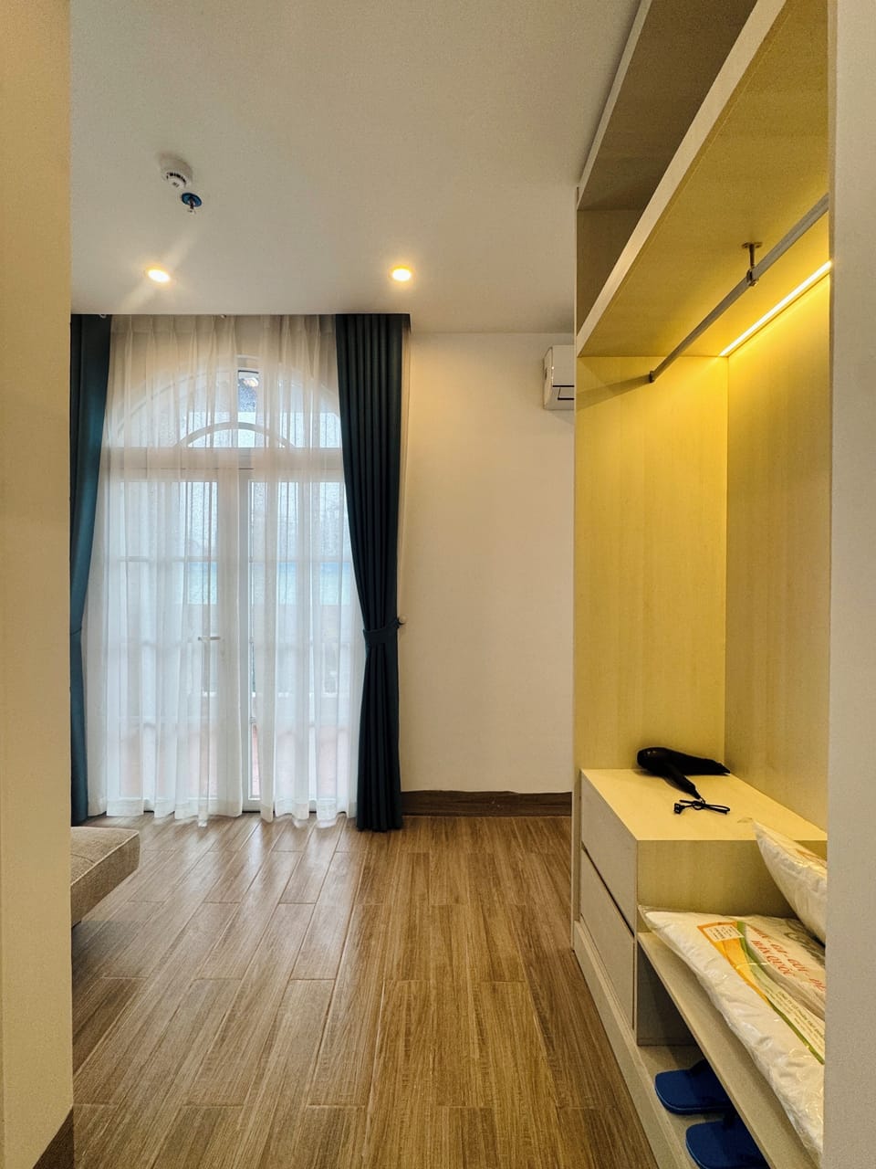 Deluxe Room, 1 King Bed, Ocean View | Desk, laptop workspace, free WiFi, bed sheets