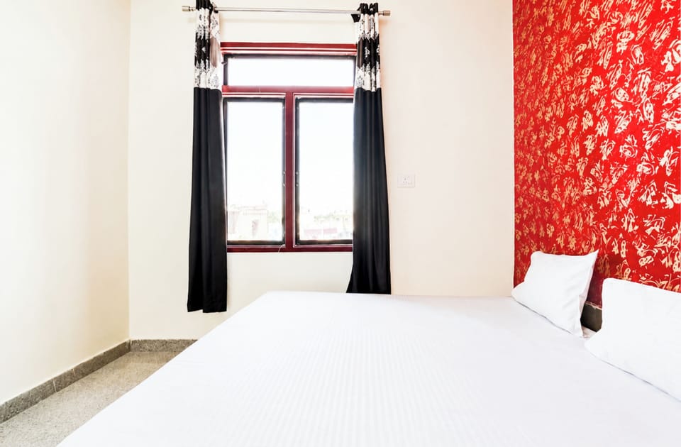 Hypo-allergenic bedding, desk, soundproofing, free WiFi
