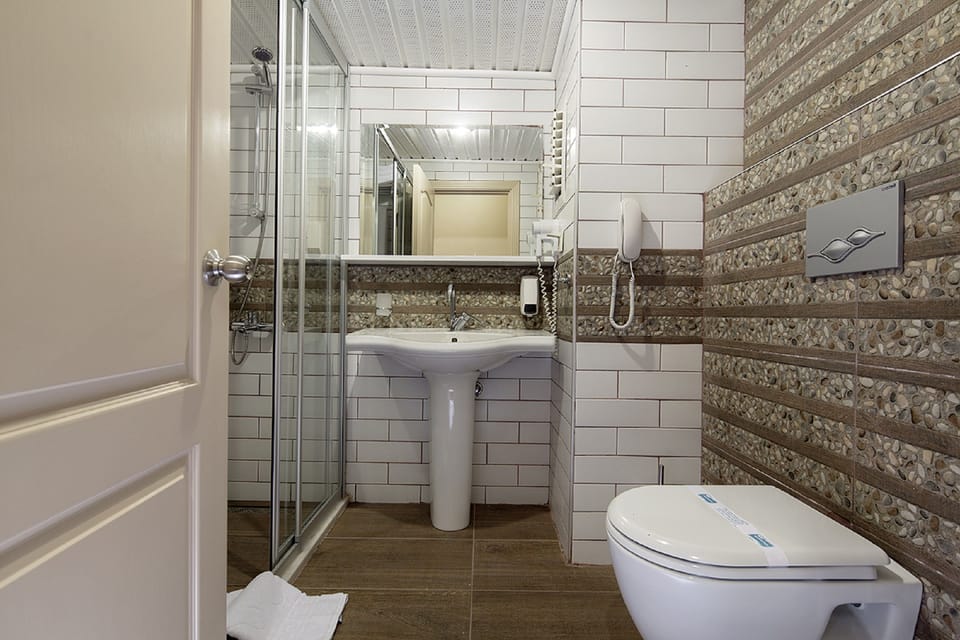 Shower, free toiletries, hair dryer, towels