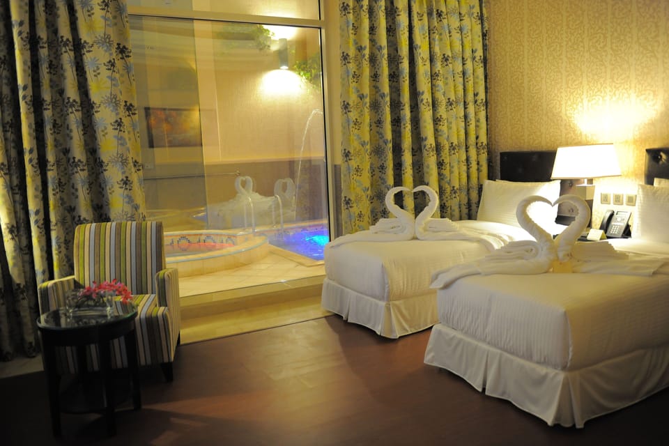 Twin Room | Minibar, in-room safe, blackout drapes, soundproofing