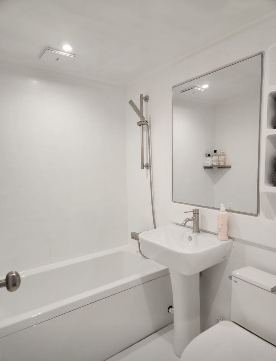 Standard Single Room, Non Smoking, Private Bathroom | Bathroom | Combined shower/tub, hair dryer, towels, soap