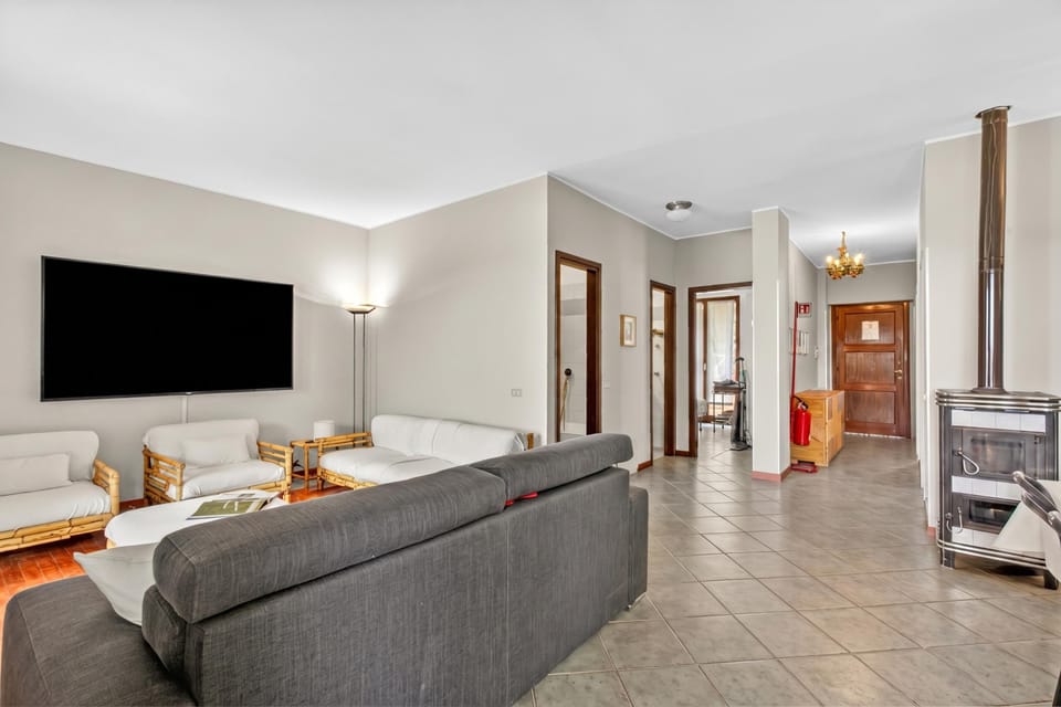 Family Apartment, 2 Bedrooms, 2 Bathrooms, Mountainside (Riflessi Di Luce: Lake Maggiore View) | Living room