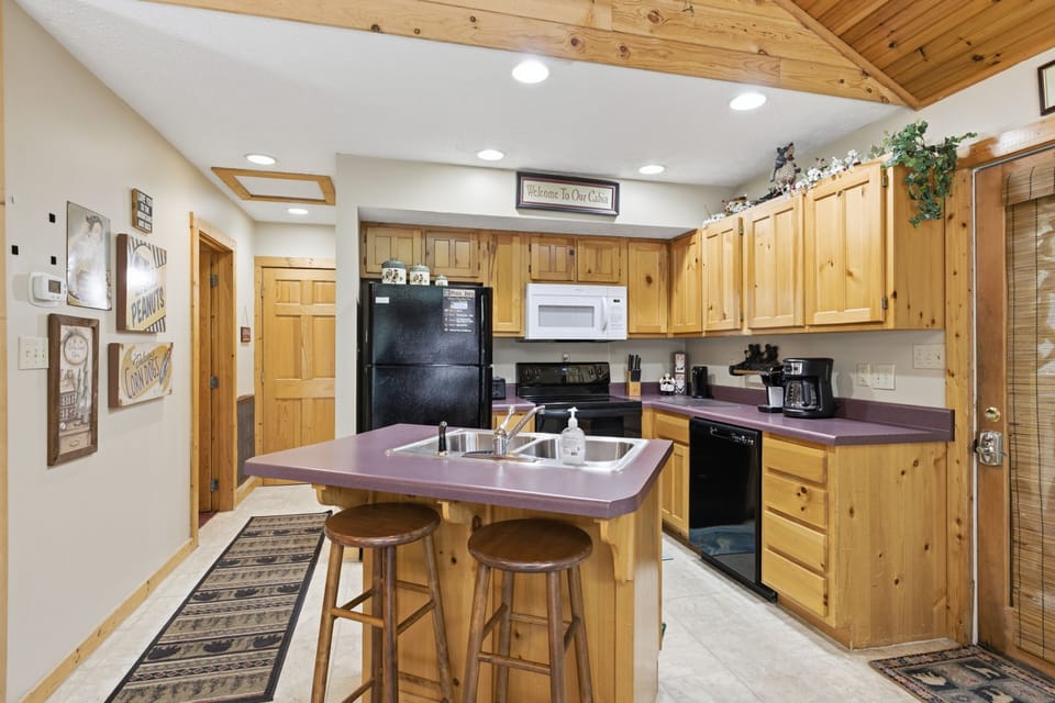 Cabin, 1 Bedroom | Private kitchen | Coffee/tea maker, fridge, oven, toaster