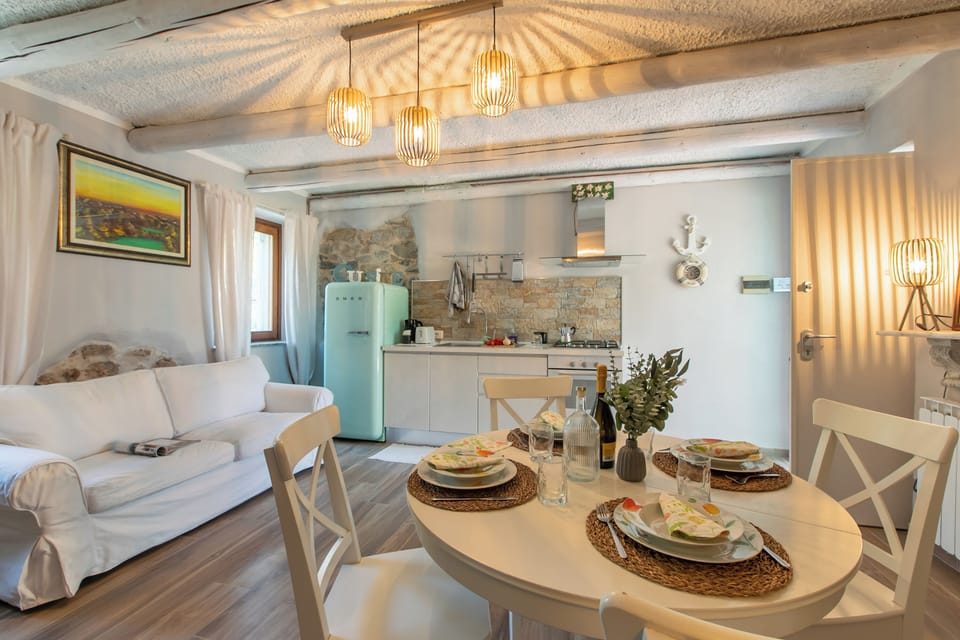 Family Apartment, 1 Bedroom, Balcony (Dimora Della Rocca Private Garden) | Interior