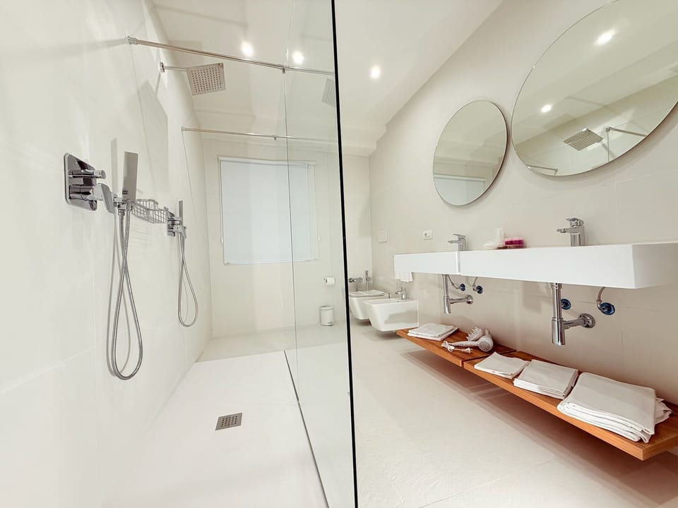 Appartamento Pozzarello | Bathroom | Hair dryer, bidet, towels