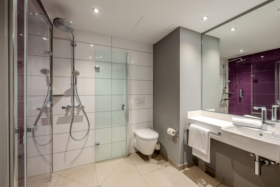 Double Room, Mobility Accessible (Barrier Free Room) | Bathroom | Soap, shampoo, toilet paper