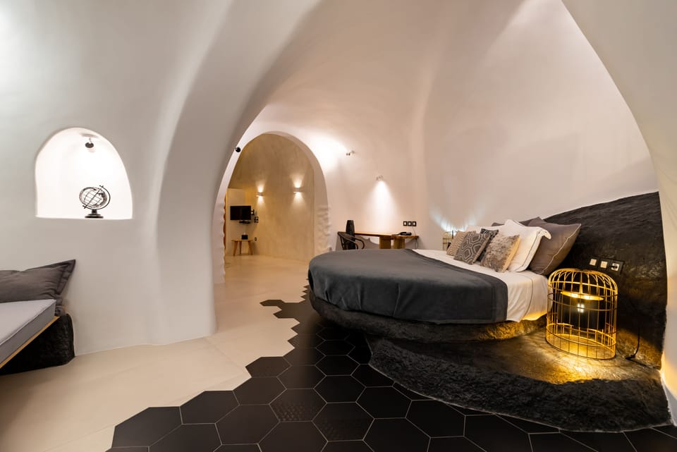 Elegant Suite, Indoor Jetted Tub | Premium bedding, minibar, in-room safe, individually decorated