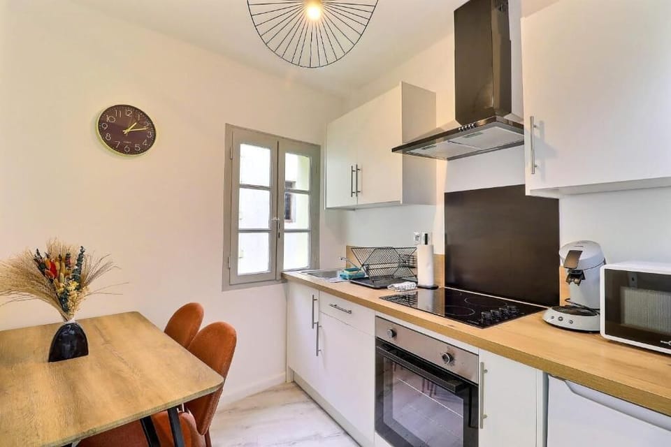 Classic Apartment, City View | Private kitchen | Espresso maker, coffee/tea maker, electric kettle, toaster