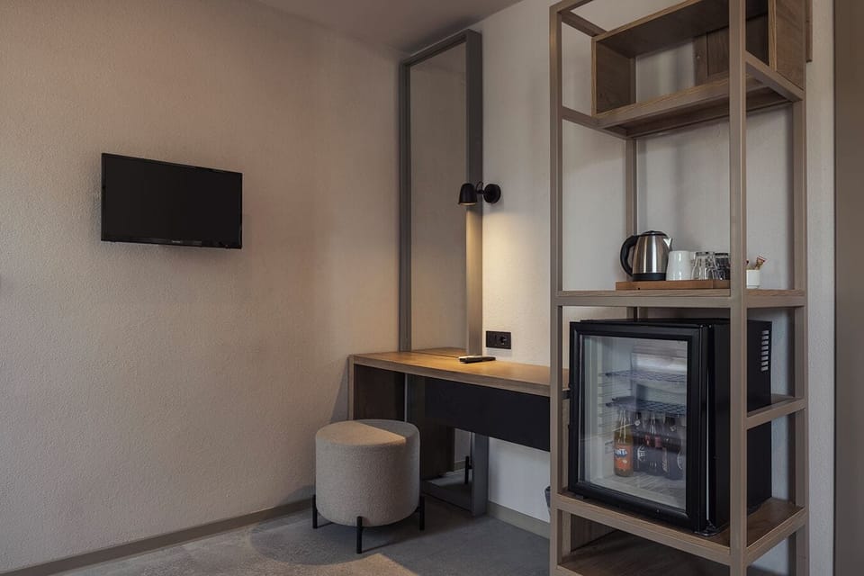 Room, Partial Sea View, Annex Building | Minibar, individually decorated, individually furnished, desk