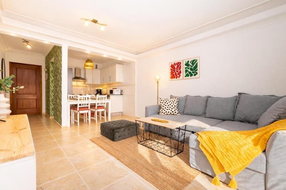 Deluxe Apartment | Living area | 32-inch flat-screen TV with cable channels