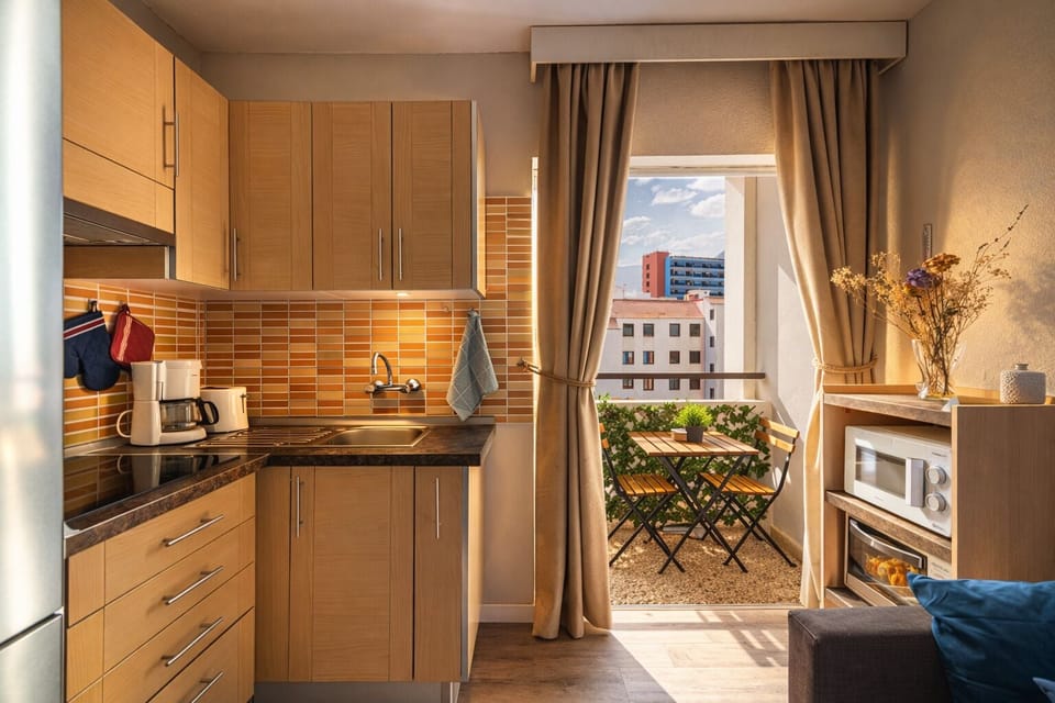 Deluxe Apartment, Balcony, City View | Private kitchen | Electric kettle, toaster
