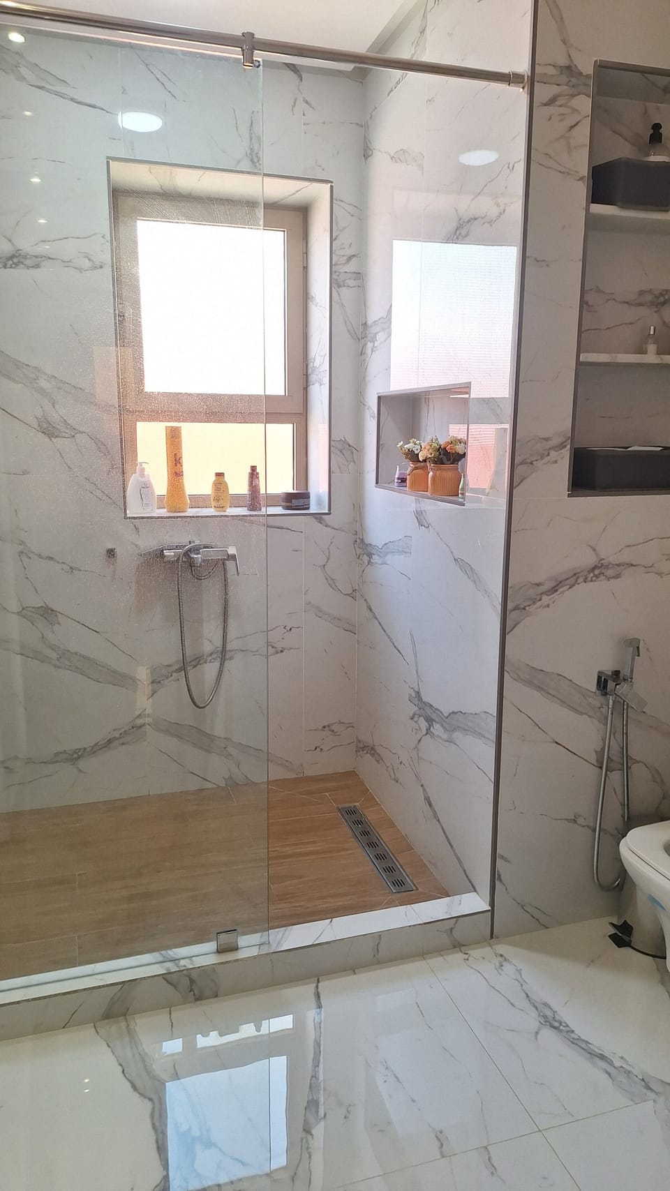 Suite, Garden View | Bathroom | Free toiletries, soap, shampoo, toilet paper