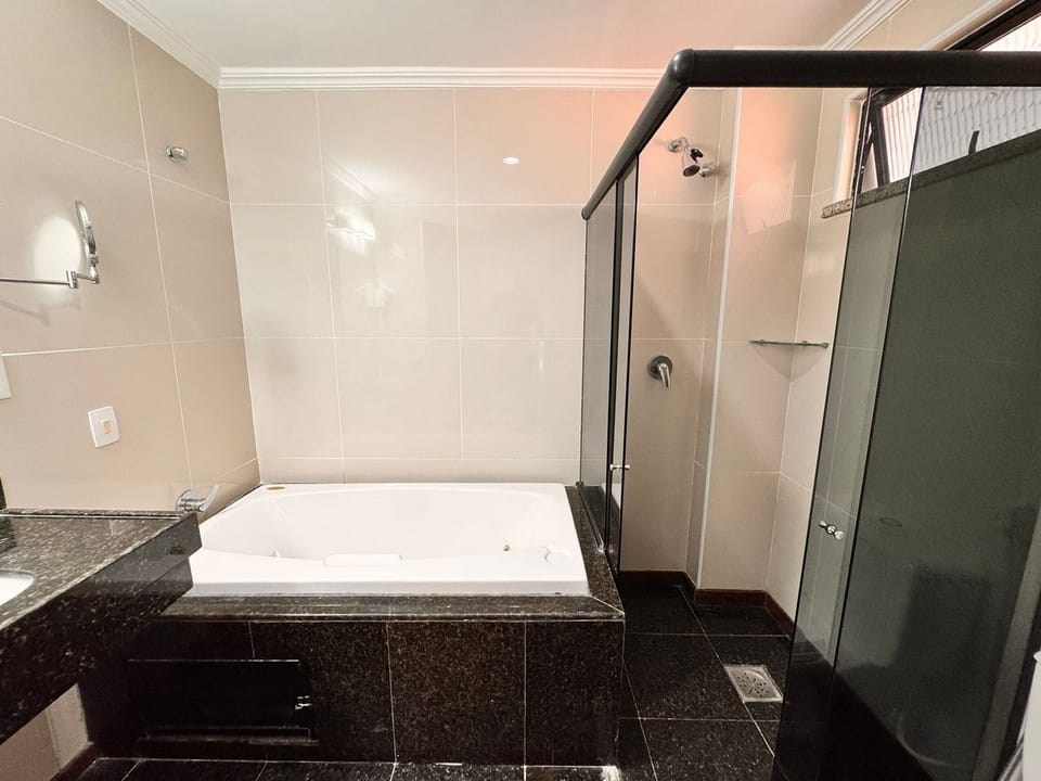 Comfort Suite | Bathroom | Toilet paper