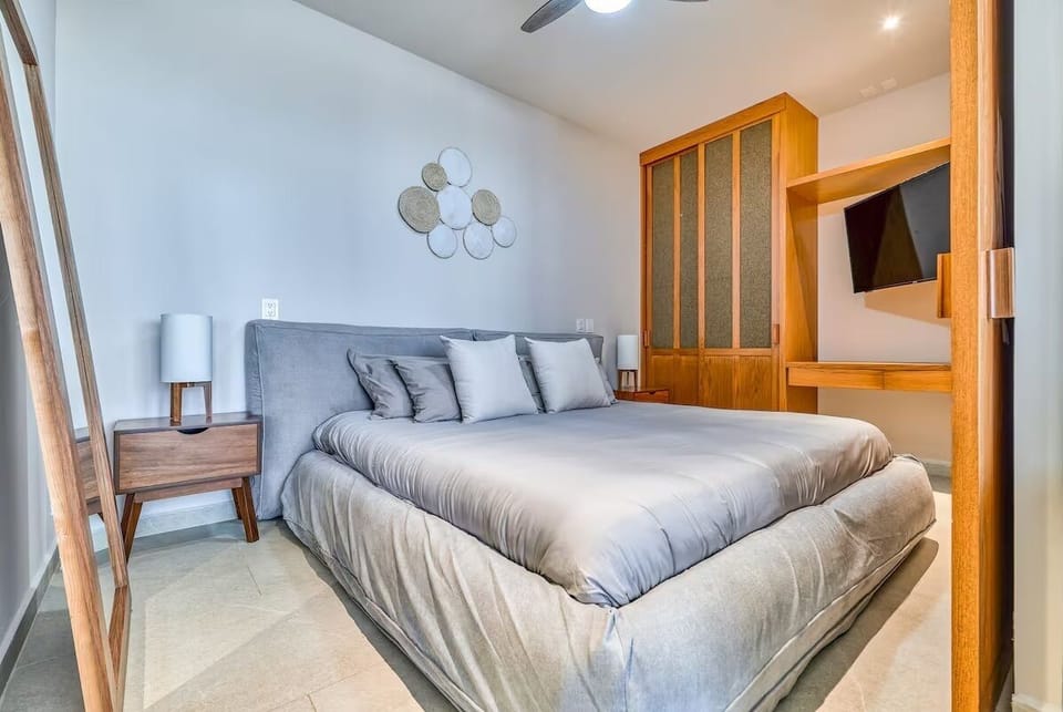 Comfort Condo, 1 King Bed with Sofa bed, Balcony, Beach View