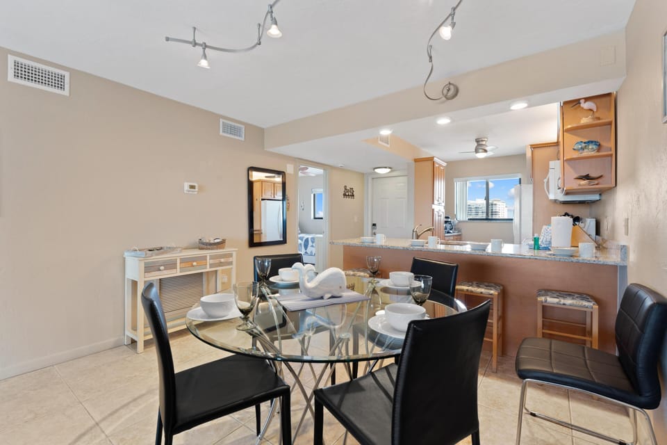 Condo, 1 King Bed with Sofa bed (Carlos Pointe #523-Shelloway) | Dining