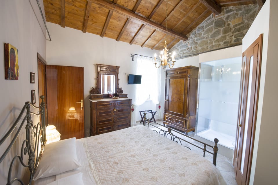 Romantic Double Room, Hill View (Dei Cuori) | Premium bedding, iron/ironing board, free WiFi, bed sheets