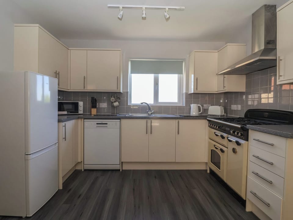 Dishwasher, cookware/dishes/utensils