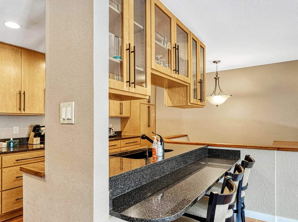 Condo, Multiple Beds, Balcony, Mountain View (Crestview Place 303) | Private kitchen