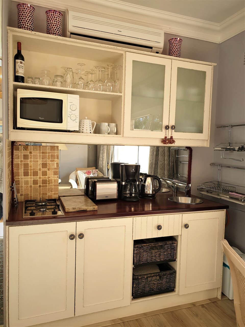 Suite (Platinuim ) | Private kitchen | Fridge, microwave, stovetop, coffee/tea maker