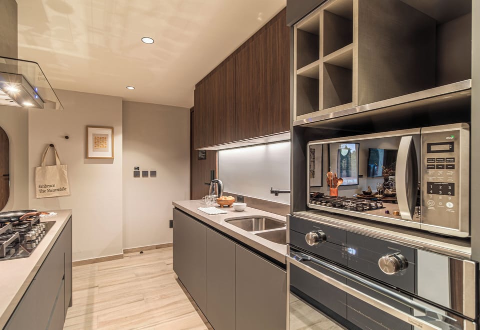 Suite | Private kitchen | Fridge, microwave, oven, stovetop