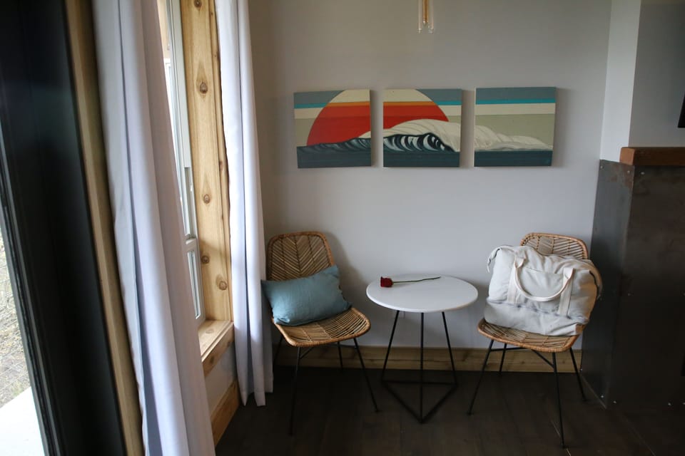 Pool House Studio | Desk, laptop workspace, free WiFi, bed sheets