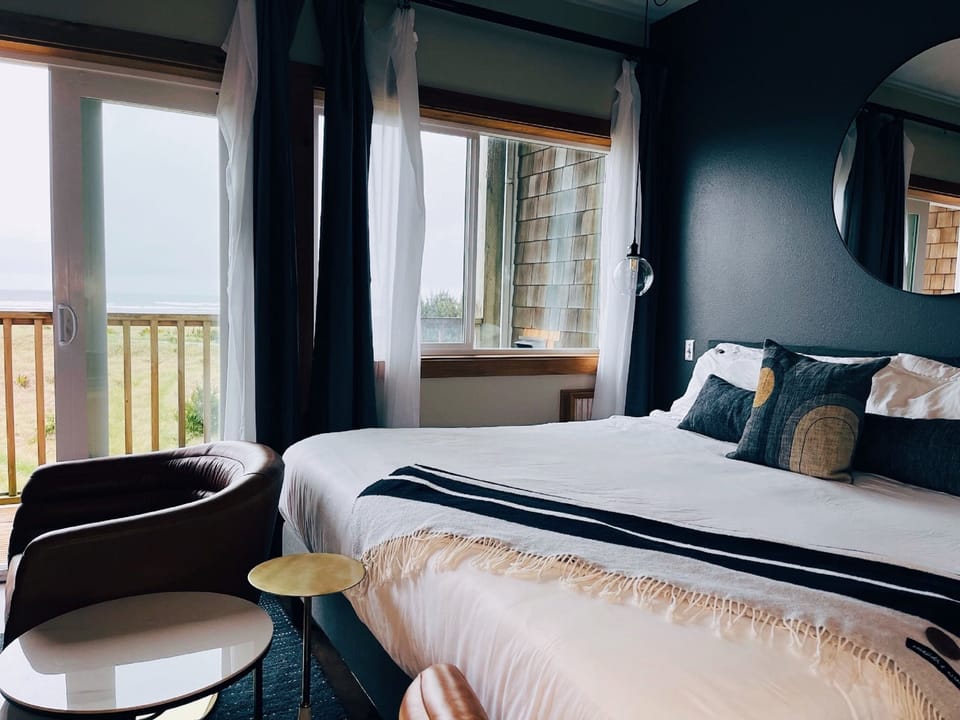 Desk, laptop workspace, free WiFi, bed sheets