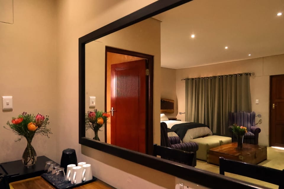 Luxury Suite | Desk, WiFi (free), bed sheets