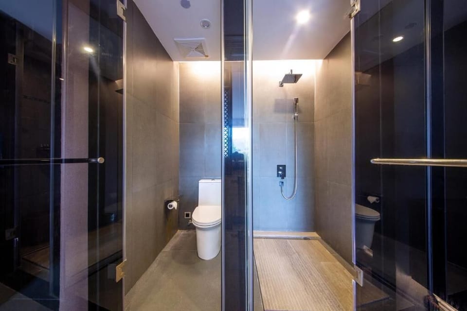 Deluxe Twin Room, Courtyard View | Bathroom | Combined shower/tub, hydromassage showerhead, designer toiletries