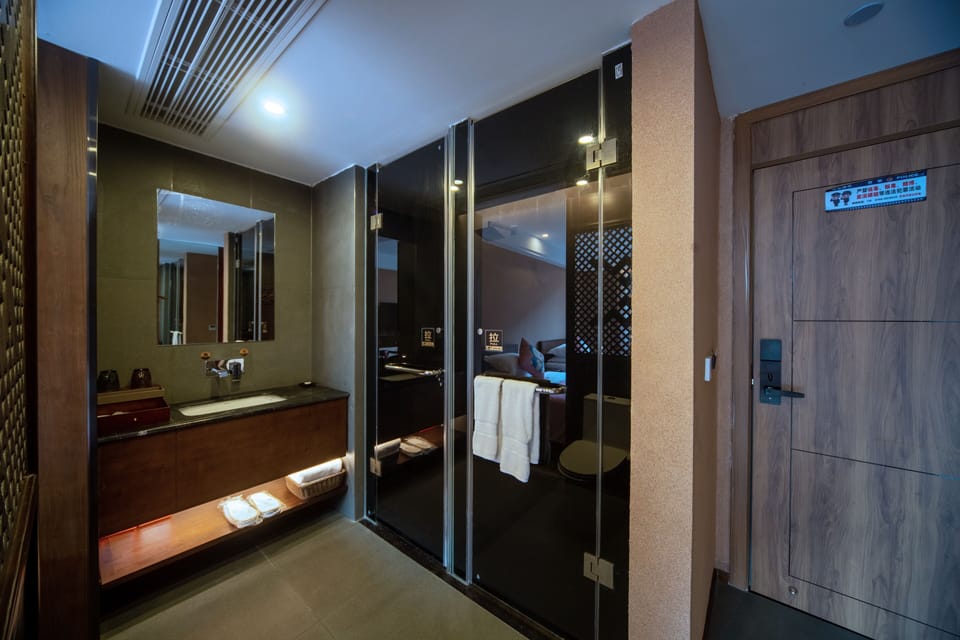 Deluxe Double Room, 1 Queen Bed, Private Bathroom, Courtyard View | Bathroom | Combined shower/tub, hydromassage showerhead, designer toiletries