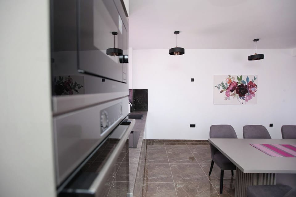 Deluxe Apartment, 3 Bedrooms, Air conditioning, Sea View | Interior