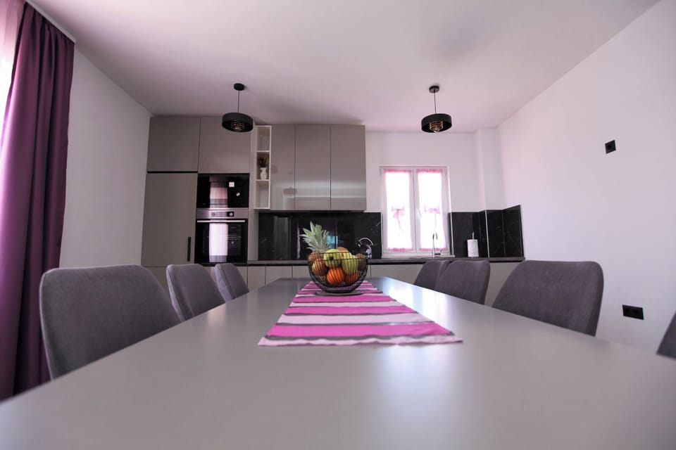 Deluxe Apartment, 3 Bedrooms, Air conditioning, Sea View | Dining