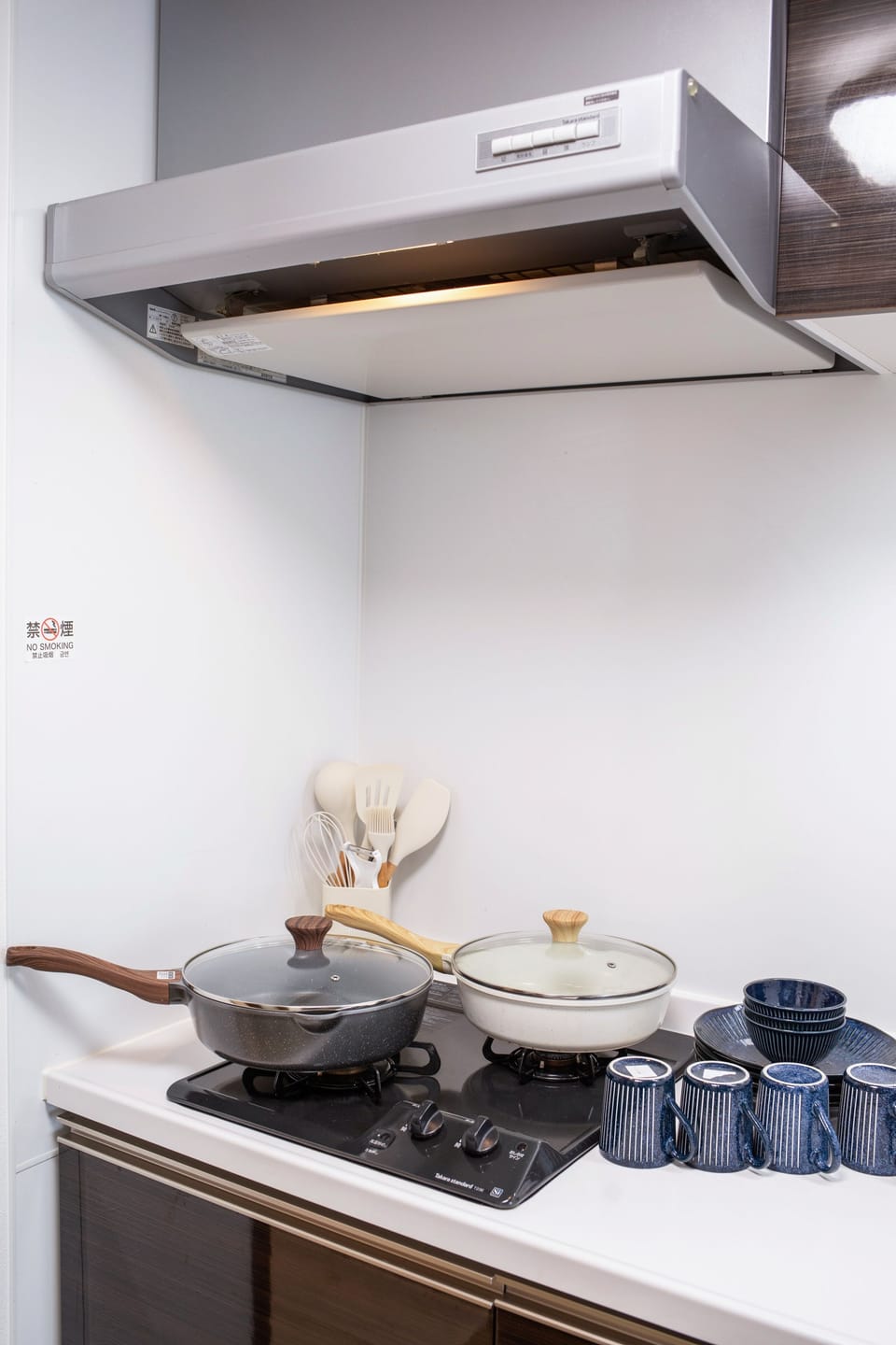 Apartment, 2 Double Beds, Non Smoking, Balcony | Private kitchen | Mini-fridge, microwave, stovetop, cookware/dishes/utensils