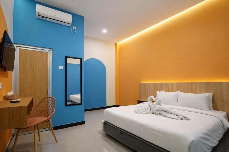 Desk, free WiFi, bed sheets