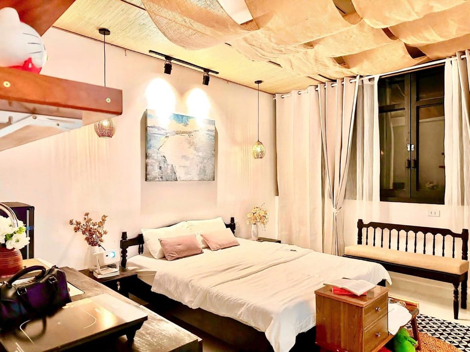 Studio | Desk, blackout drapes, iron/ironing board, free WiFi